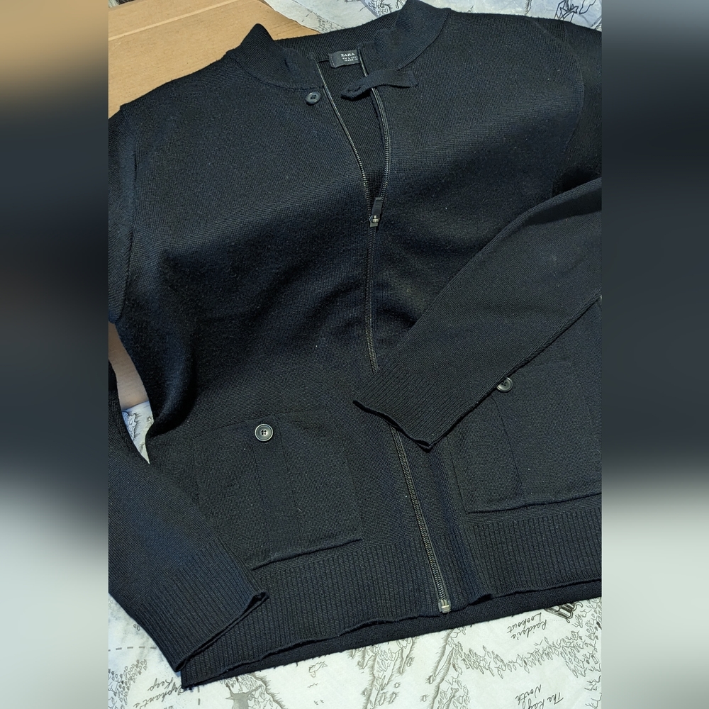 Zara Zip up Sweater with side pockets in Black. Size L
